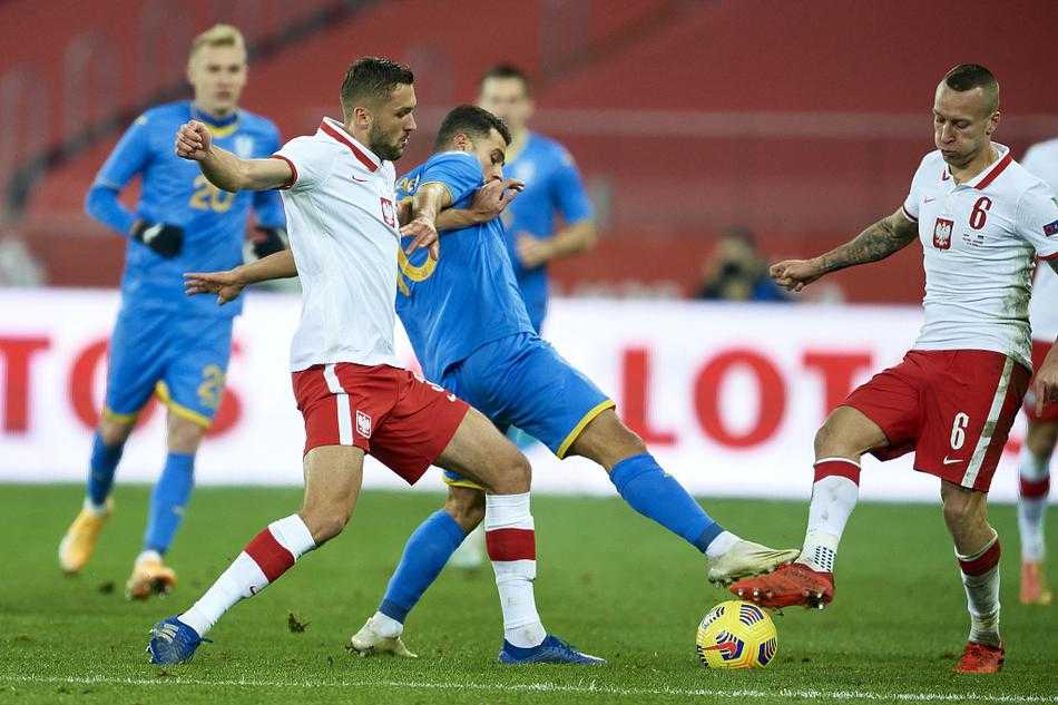 比赛结束后，波兰队的球员们并未立即离场，他们互相鼓励，总结着本场比赛的得失，背景是空荡荡的看台。