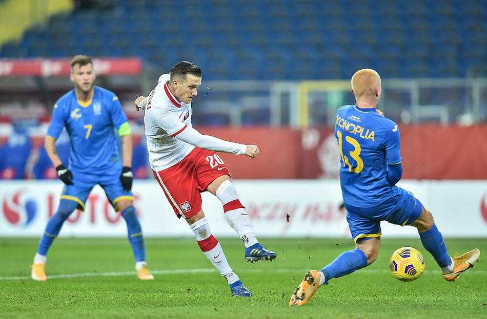 波兰门将斯科鲁普斯基在比赛中高高跃起，单拳将乌克兰队的传中球击出禁区，力保球门不失，展现了出色的防守能力。