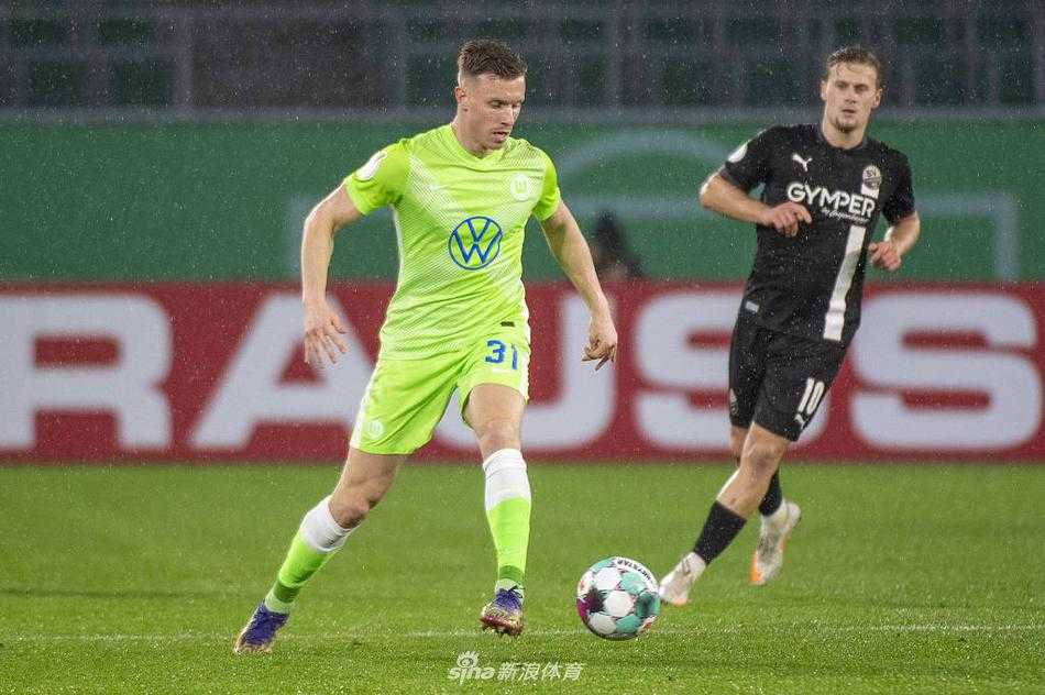 沃尔夫斯堡球员在进球后拥抱庆祝，空荡的看台作为背景，诉说着疫情下独特的比赛氛围。