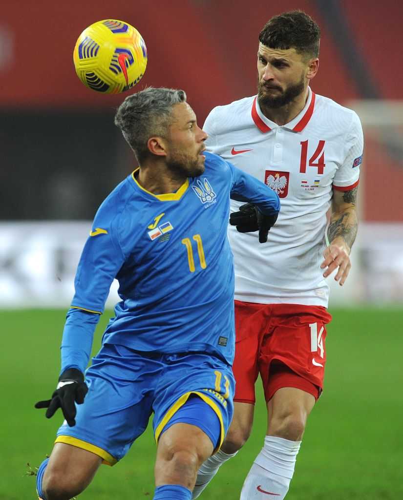 波兰球员莫德与队友在进球后紧紧相拥，他们脸上洋溢着喜悦，庆祝这个来之不易的进球，现场气氛热烈。