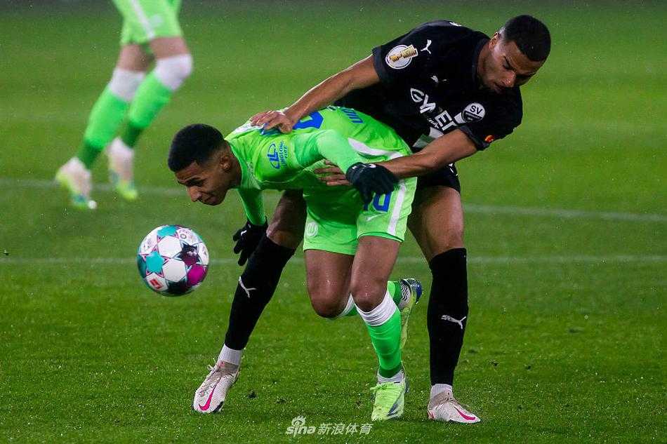 荷兰射手韦格霍斯特高高跃起，以一记有力的头槌攻门，定格了他在本场比赛中的高光瞬间。