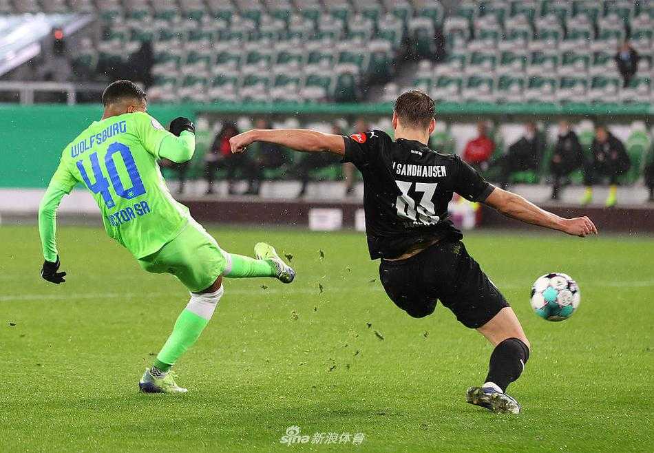 进球后的维克托被队友吉拉沃吉和韦格霍斯特从两旁揽住，三人的笑容在空旷球场灯光下格外耀眼。