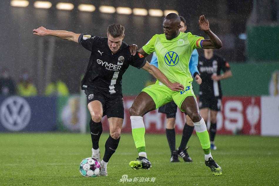 韦格霍斯特与队友若昂·维克托在场上击掌相庆，共同享受这场酣畅淋漓的大胜带来的喜悦。