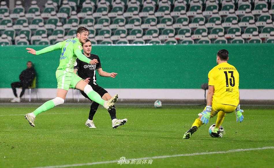 进球功臣扬尼克·格哈特握拳怒吼，队友迅速围拢过来，分享这粒打破僵局的宝贵进球。