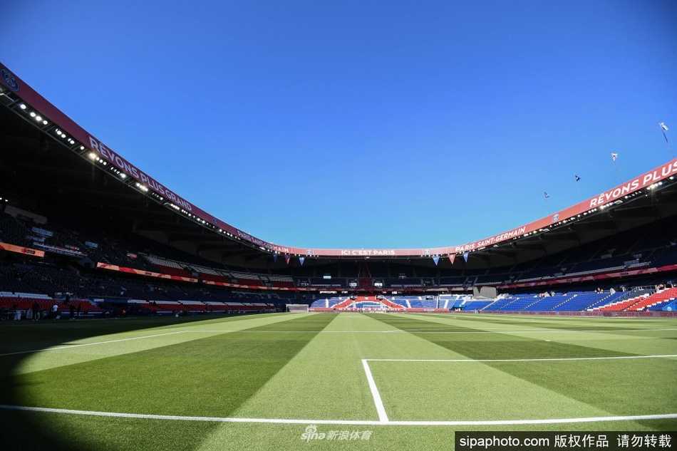 夕阳余晖斜射进空无一人的王子公园球场，看台上整齐的彩色座椅静默无声，绿茵场上只有球员奔跑的身影，整座球场如同被按下静音键的巨兽