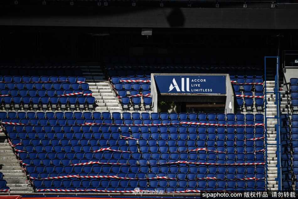巴黎圣日耳曼球员在空旷看台的注视下完成进球，他张开双臂奔跑庆祝，但迎接他的只有队友的拥抱和远处空荡荡、色彩斑斓却毫无反应的座椅