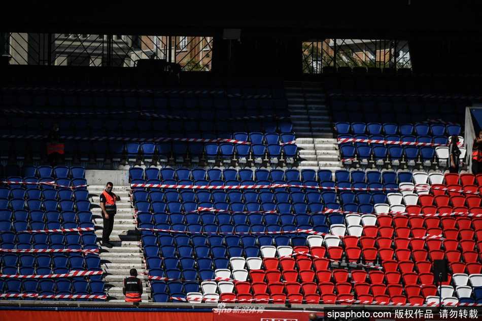 特写镜头聚焦王子公园球场空荡的看台，每一张座椅都清晰可见，阳光下座椅的影子整齐排列，仿佛在无声地等待它们主人的归来