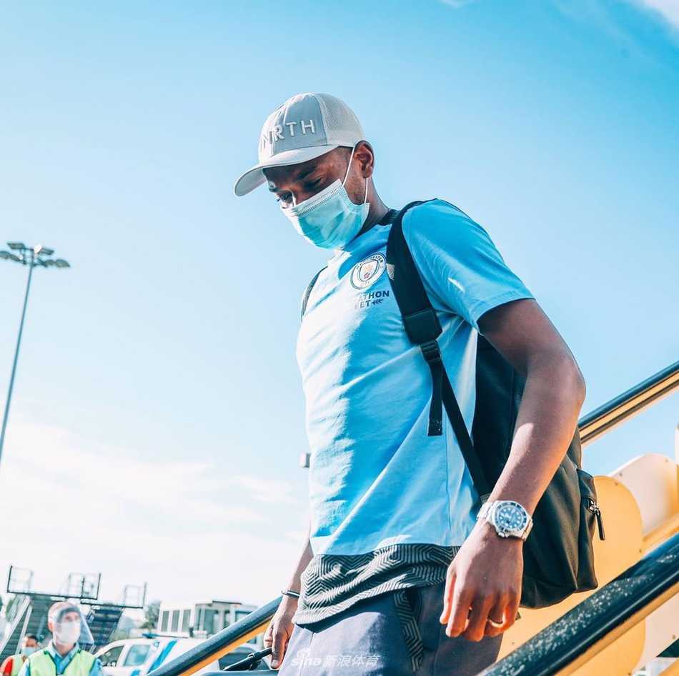 斯特林和沃克并肩而行，两人表情轻松，沃克甚至露出了标志性的笑容。在飞往里斯本的旅途中，这对边路快马或许是打破里昂密集防守最犀利的武器。