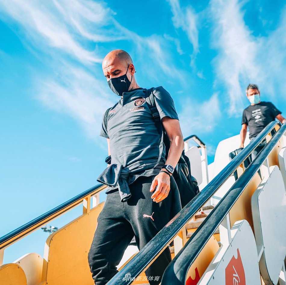 曼城核心德布劳内戴着口罩走出里斯本机场，他的眼神坚毅，仿佛已经看穿了三天后里昂队的防线，肩上的背包承载着整个曼彻斯特的欧冠梦想。