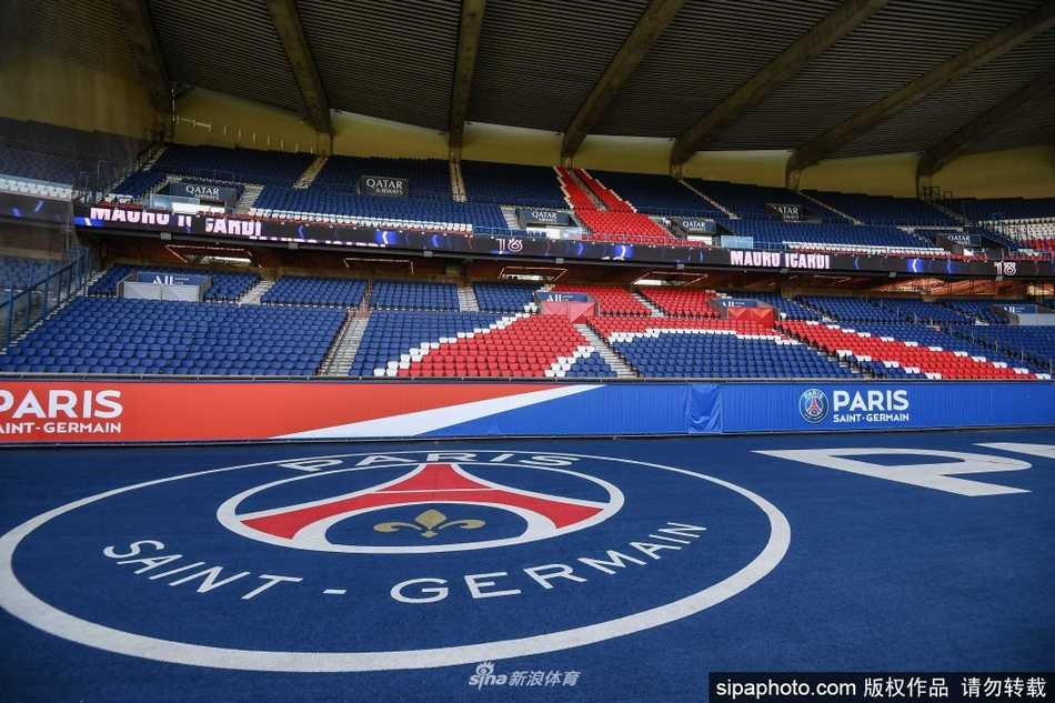 比赛结束后，大屏幕上显示着最终的比分，但看台上空无一人，球员们低着头默默走向球员通道，只有球场本身的灯光照亮这片空旷的空间