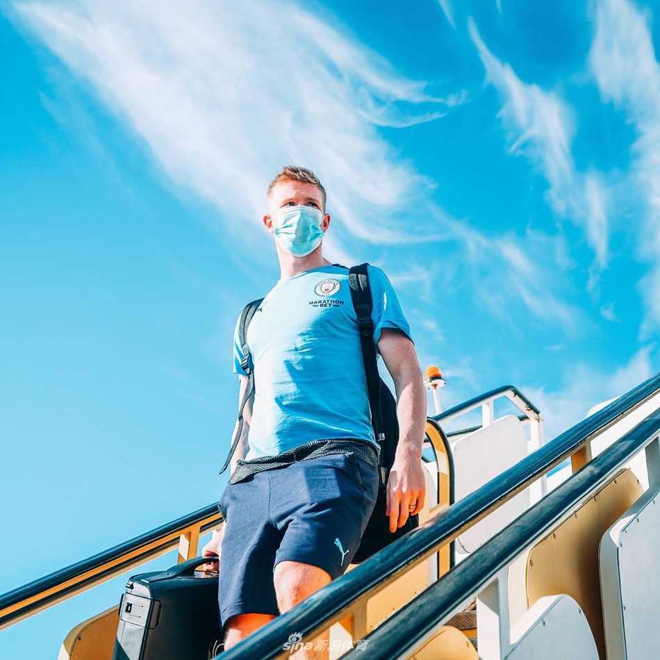 主帅瓜迪奥拉身着标志性的运动装，神情专注地走在最前方。他的战术板上将如何排兵布阵，尤其是在缺少阿圭罗的情况下激活进攻火力，是此次欧冠征程的最大看点。