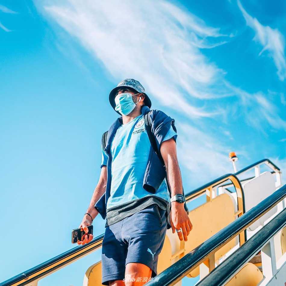 门迪和马赫雷斯有说有笑地走出通道。作为边后卫，门迪的助攻能力是曼城变招之一，而马赫雷斯的內切射门往往能在僵局中带来意想不到的惊喜。