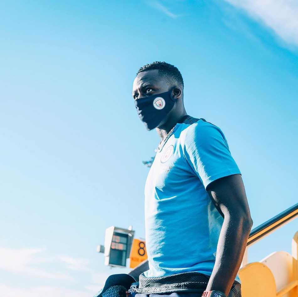 热苏斯背着双肩包，戴着黑色口罩，眼神中透露出与年龄不符的沉稳。在阿圭罗缺阵的日子里，这位巴西射手被推至锋线箭头位置，他能否延续对阵皇马时的神奇表现，将直接决定曼城能走多远。