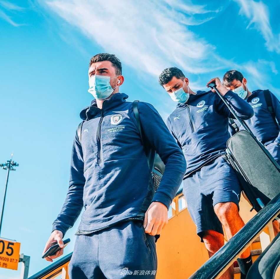 埃德森和大卫·席尔瓦并肩而行。作为球队的后防基石和中场大脑，两人的稳定发挥是曼城控制比赛节奏的保障。在里斯本的夕阳下，他们的影子拉得很长，仿佛预示着这是一次漫长而艰辛的征途。