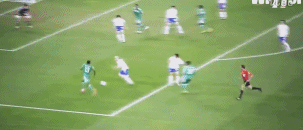 内马尔面对空门，试图用脚后跟完成一个花哨的进球，结果却将球磕出底线，表情瞬间从得意变为惊讶