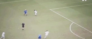 C罗在门前两米处面对大空门，一脚推射竟然匪夷所思地偏出立柱，留下他双手抱头的经典懊恼姿势