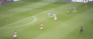 托雷斯晃过门将后，面对空门推射居然击中门柱弹出，他跪地祈祷的画面令人心碎又难忘