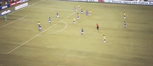 镜头捕捉到雅库布在无人防守的空门前，不可思议地将球停给门将，整个球场陷入一片死寂