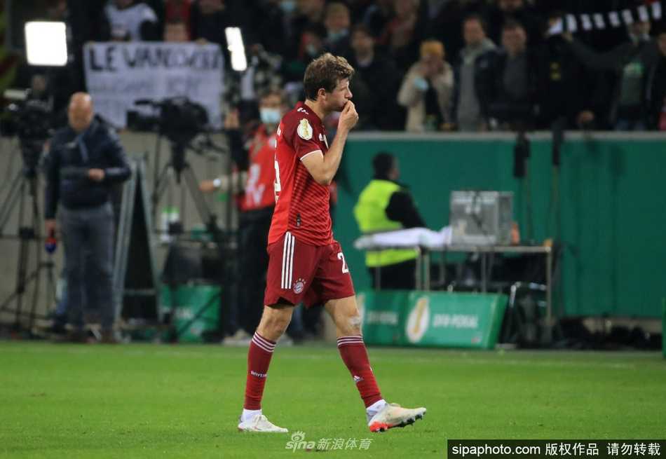 穆勒在比赛中神情专注地抬起右腿，准备接球。他的眼神越过皮球，紧紧盯着前方的跑位路线，仿佛一位正在布局的棋手，下一步的杀招早已在脑海中预演了千百遍。