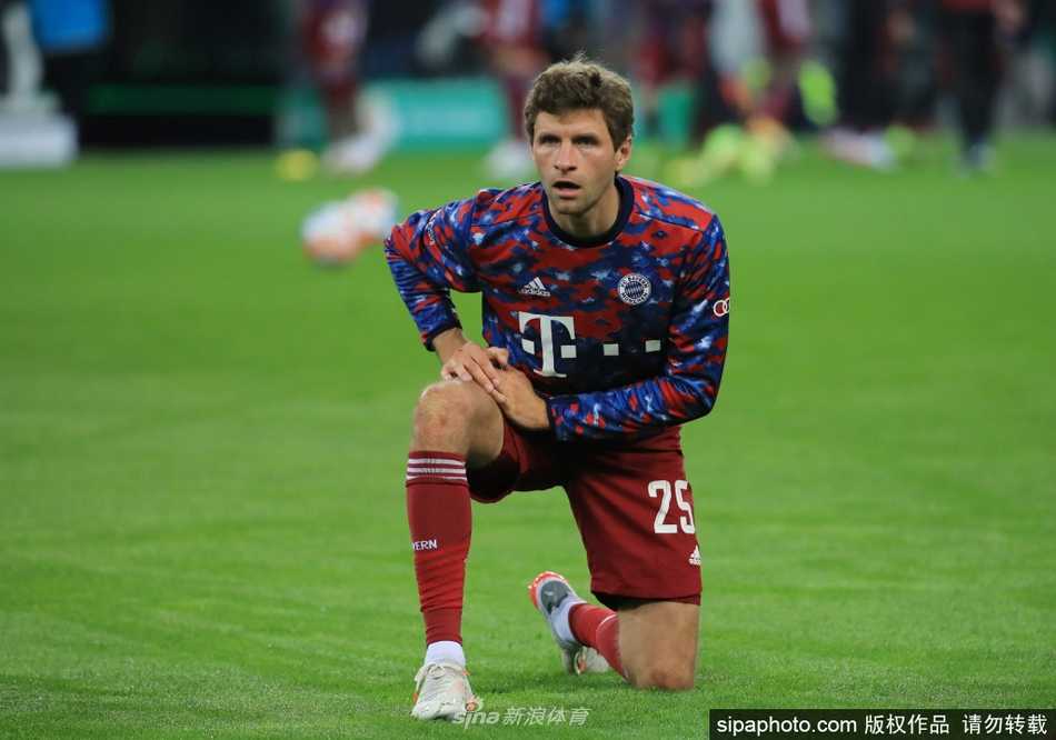 托马斯-穆勒在安联球场奔跑庆祝，他张开双臂，嘴巴张得老大，标志性的搞怪庆祝动作背后，是拜仁球迷山呼海啸般的欢呼，整个球场仿佛都沉浸在他创造的快乐足球中。