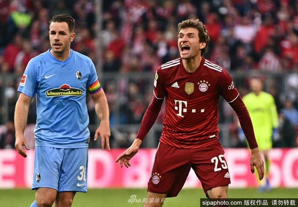 赛后，穆勒与队友莱万多夫斯基击掌相庆，两人脸上洋溢着胜利的喜悦。这不仅是两位顶级球员的默契瞬间，更是拜仁慕尼黑进球机器的日常，一个负责输送炮弹，一个负责一击致命。