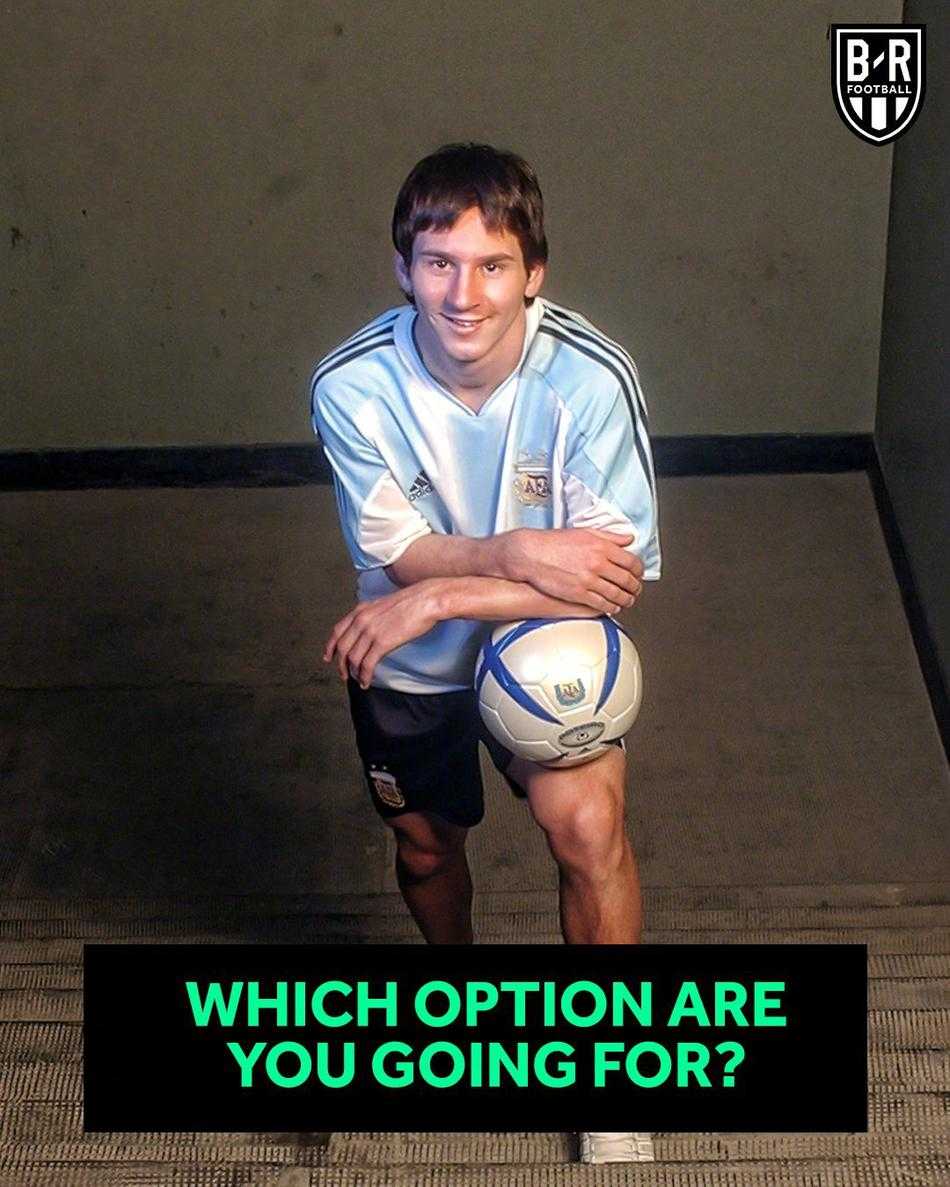 初登诺坎普的少年梅西，身披红蓝间条衫，在草坪上轻巧地挑球，脸上写满了对崭新旅程的好奇与征服未来的渴望。