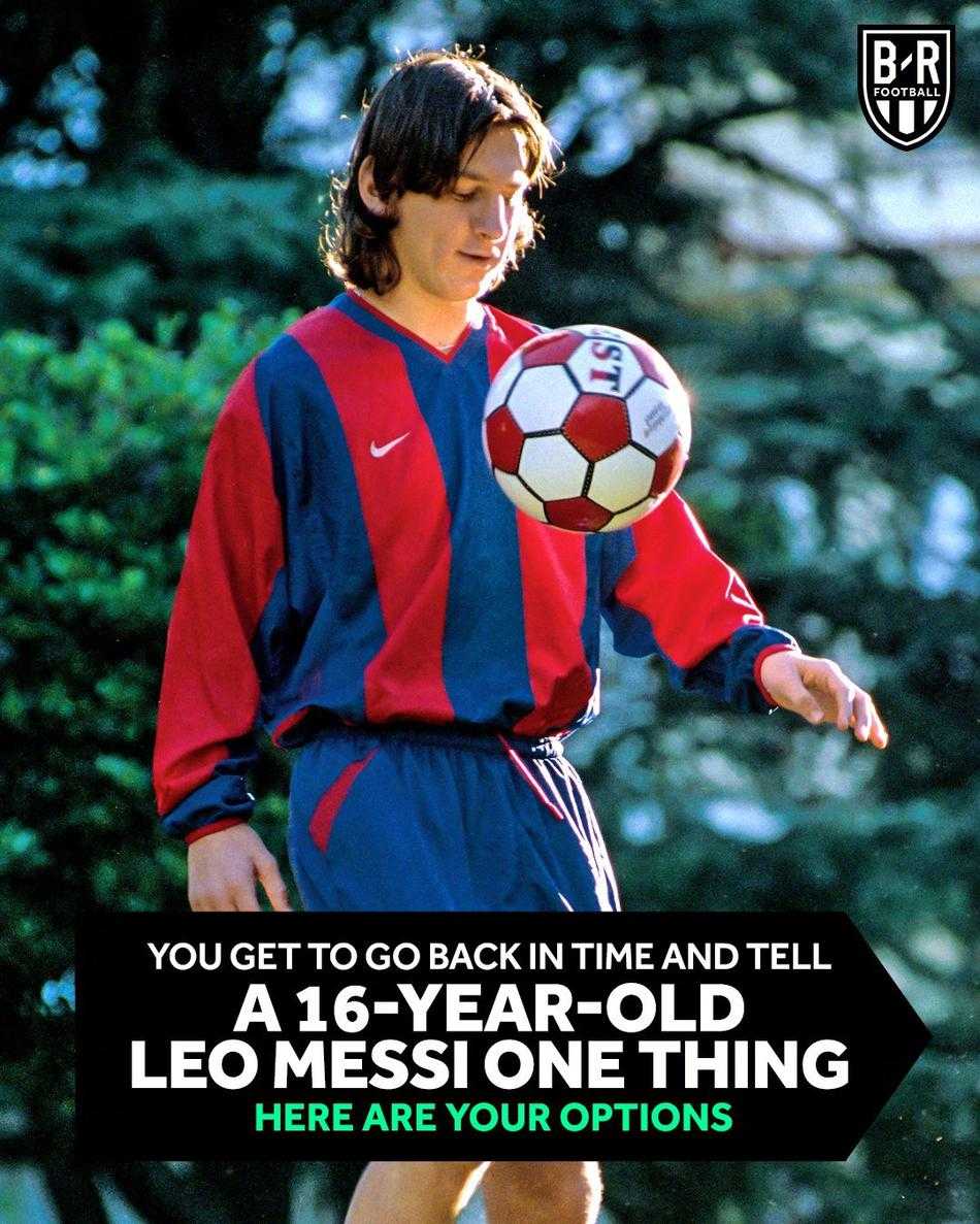 在一场激烈的对抗中，年轻的红蓝军团10号梅西遭遇严防，却仍用他灵活的盘带试图撕开防线，眼中燃烧着不屈的斗志。