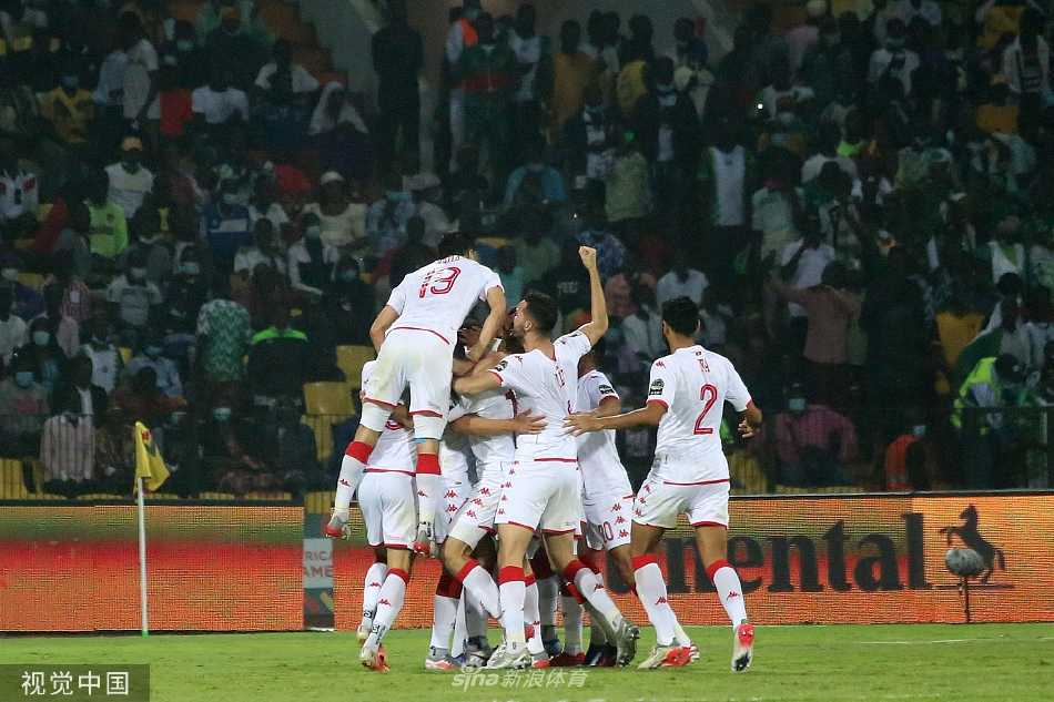 尼日利亚队球员伊沃比因一次危险的铲球犯规，被主裁判出示红牌直接罚下，他懊恼地低头离开球场。