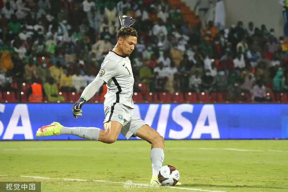 终场哨响，突尼斯队教练与替补球员冲入场内，与场上队员激动拥抱，庆祝这场来之不易的胜利。