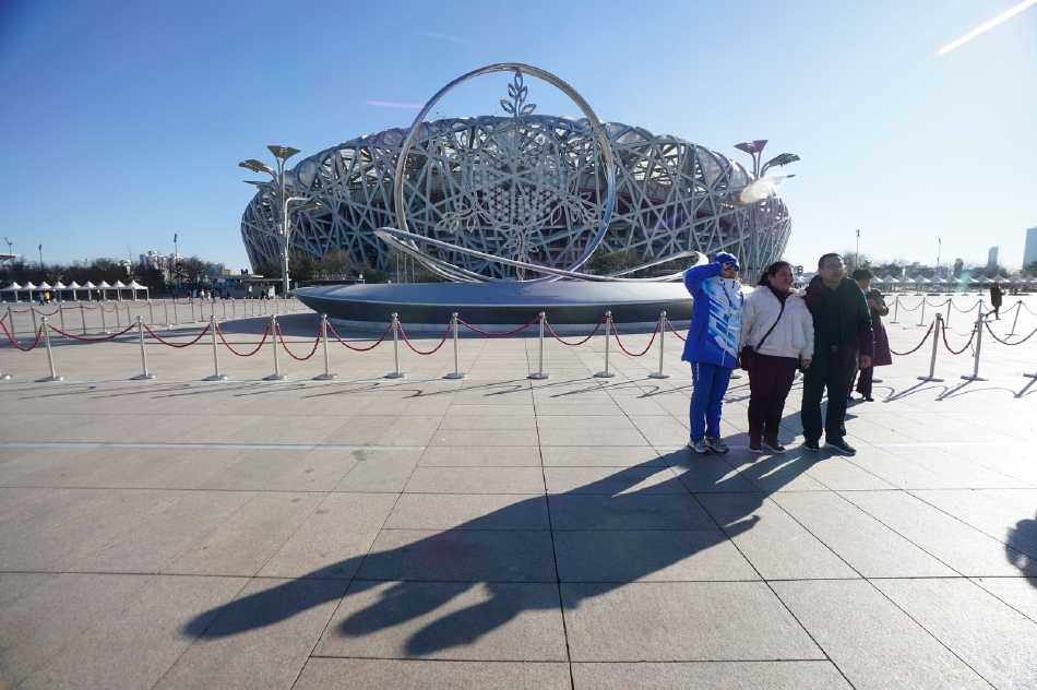 在国家体育场“鸟巢”的“双奥之路中华体育文化展”上，一位佩戴着北京冬奥会证件的志愿者，正带着孩子在捶丸体验区前驻足，小手握杆，模仿着古人的运动雅趣，历史的传承在这一刻定格。