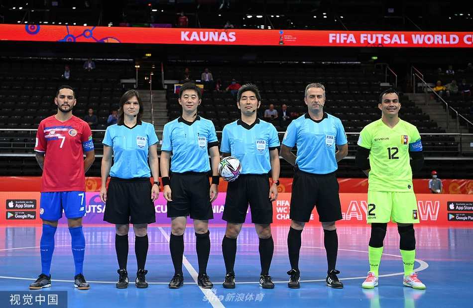 球门线前，委内瑞拉球员莫里略以一个近乎滑铲的姿势横在草皮上，他的身体像一道红色闸门，死死挡住了哥斯达黎加球员近在咫尺的射门。飞扬的草屑与双方球员紧张的面部表情，共同构成了这幅惊心动魄的门线防守图。