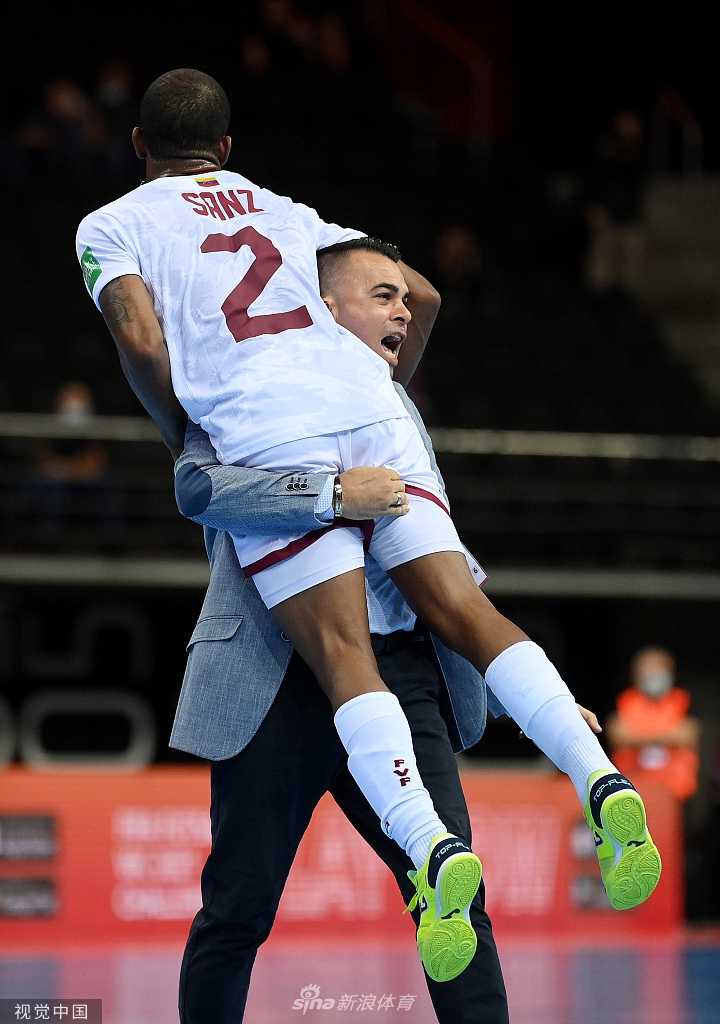 边线附近，两名不同颜色的球员手臂紧紧缠绕在一起，肌肉紧绷，重心下沉，为了争夺球权展开了激烈的力量对抗。足球在他们脚下仿佛被施加了魔力，引得所有人的目光都聚焦于此。