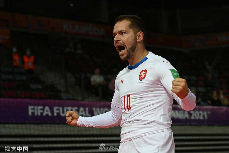 在立陶宛体育馆璀璨的顶灯映照下，巴拿马队球员如一团流动的火焰，正带球穿越捷克队员构筑的钢铁防线，草绿色的地板见证着这次致命突击。