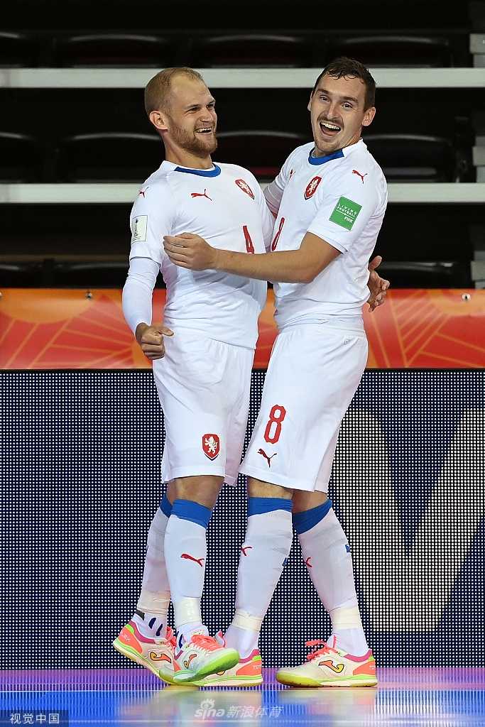 巴拿马球员在三人包夹的狭小缝隙中腾空而起，用一种近乎杂耍的侧身凌空抽射，皮球在空中划出一道诡异弧线，直奔球门死角，定格了现场所有观众的目光。