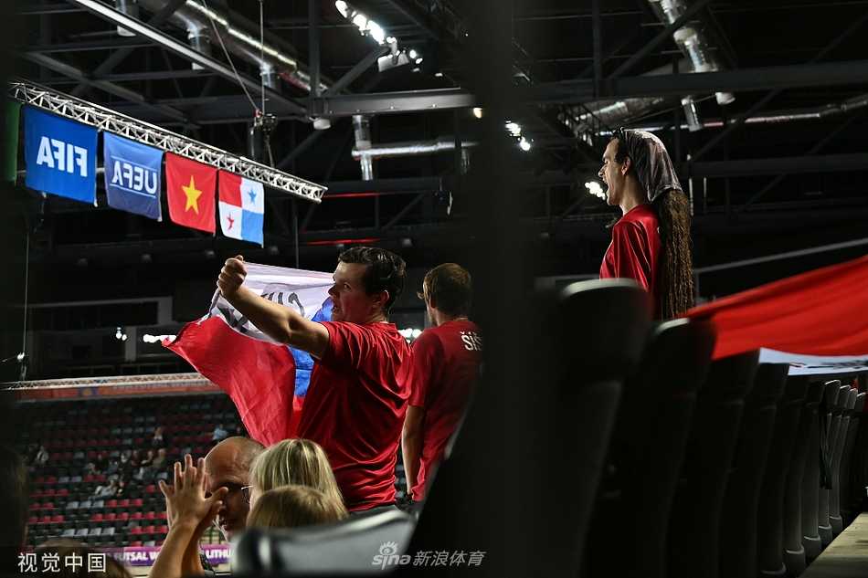 进球后的巴拿马替补席瞬间炸裂，所有球员和工作人员拥抱成一团橙黄色的欢乐海洋，与看台上挥舞着国旗的少数巴拿马球迷遥相呼应，激情在这一刻彻底释放。