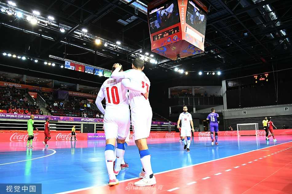 捷克球员在拼抢中轰然倒地，他双手掩面，球衣被汗水浸透紧贴在身上，身前的皮球静静地躺着，仿佛也在等待裁判最终的裁决，整个画面充满了一种悲壮的戏剧张力。