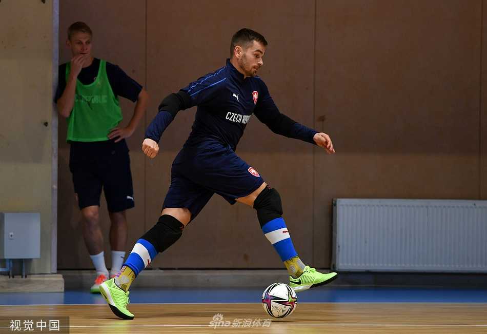 主教练在场边双手比划，神情严肃地向球员面授机宜，战术板上的线条勾勒出战胜强敌的蓝图