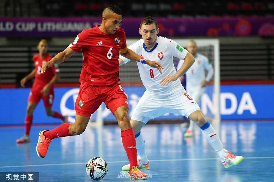 比赛结束的瞬间，捷克队如释重负的守门员与巴拿马前锋的手紧紧握在一起，身后的灯光将他们的影子拉得很长，在这片没有硝烟的战场上，他们用最男人的方式向对手致敬。