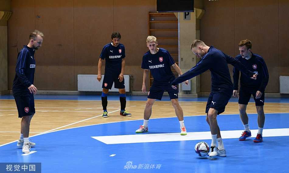 门将在训练中飞身扑救，身体舒展到极致，仿佛一堵移动的墙，将皮球拒之门外，力保球门不失