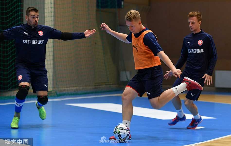 捷克勇士们正在立陶宛的训练营地进行战术演练，球员目光如炬，紧盯着脚下的球，仿佛下一秒就要撕破对手的防线