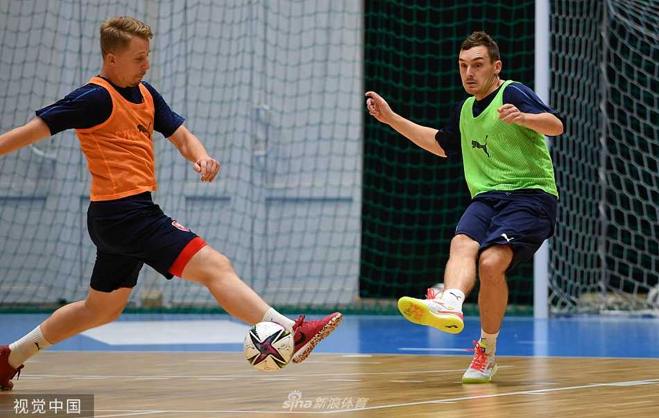 球员们围成一圈，进行高强度的抢圈练习，皮球在狭小空间内飞速穿梭，展现出极佳的团队默契与控球技术