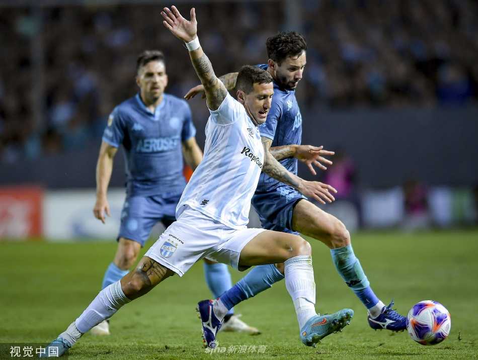 竞技队左后卫尤金尼奥·梅纳在射门得分后，紧握双拳仰天长啸，尽情释放内心的激动与喜悦