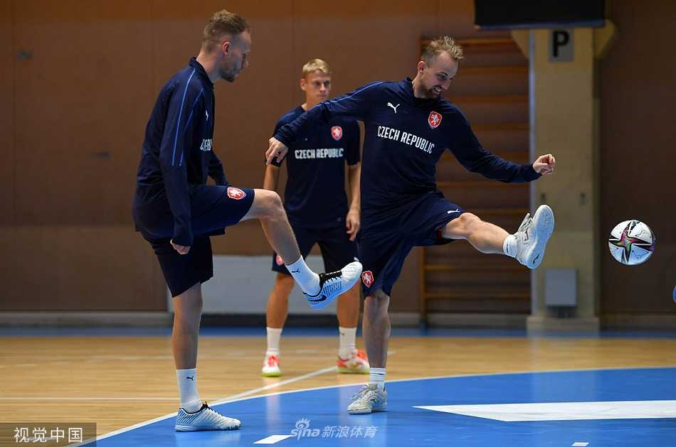 训练结束后，球员们搭着肩膀围在一起，高喊着口号凝聚士气，团队的力量在这一刻展露无遗