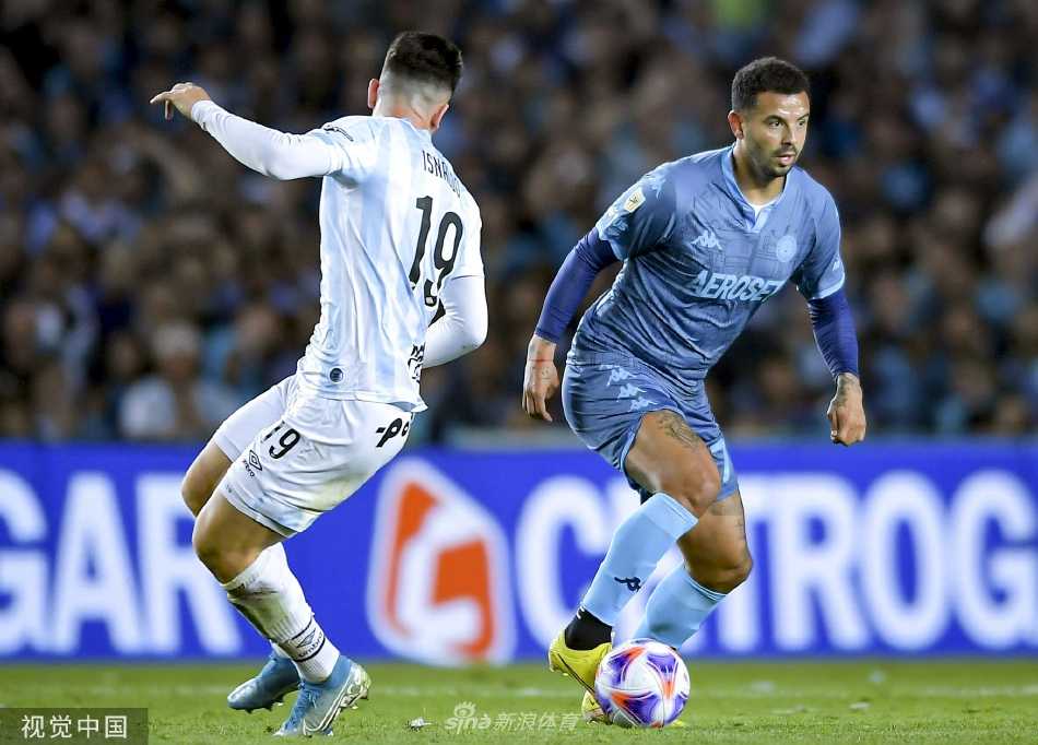 终场哨响后，竞技队球员手拉手走向主场球迷看台，共同鞠躬感谢球迷一整场不遗余力的支持