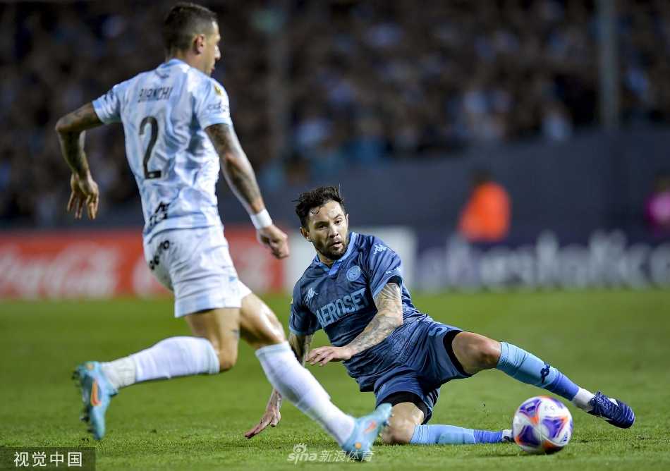 图库曼竞技队球员在比分落后时面露焦急之色，正在与裁判就一次判罚进行沟通和理论