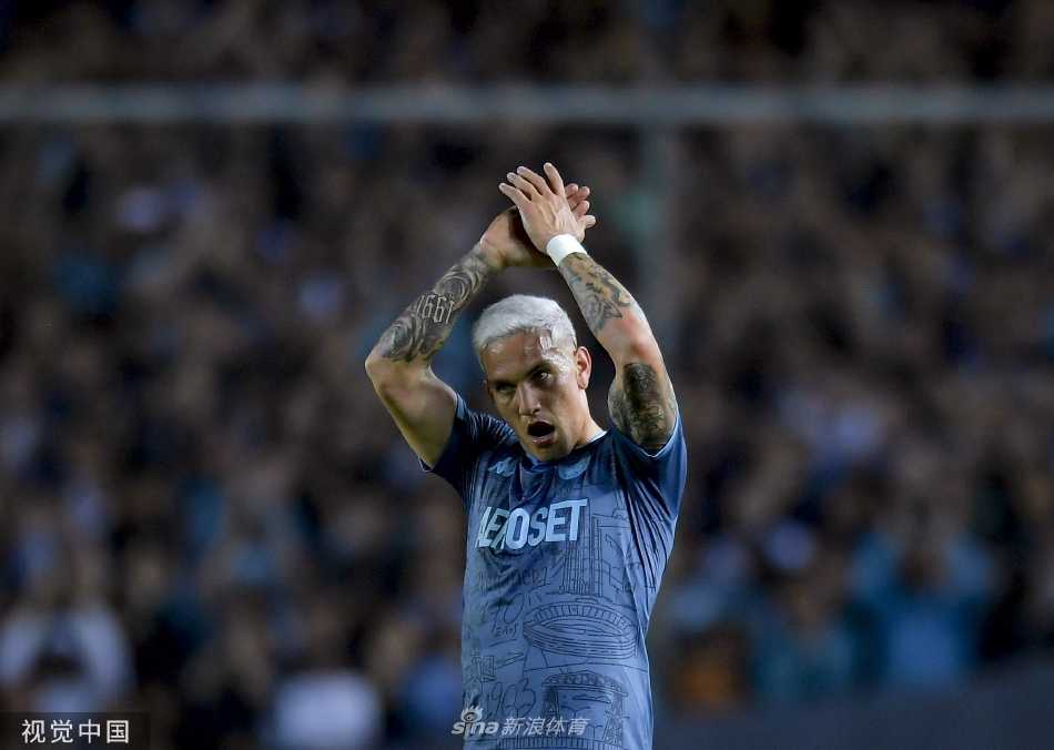 竞技队球员在赢得比赛后相互击掌致意，脸上洋溢着胜利的笑容和完成任务的轻松感