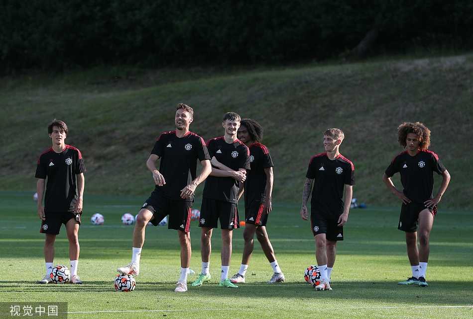 明媚阳光下，曼联全队围成一圈，在教练组的带领下进行着充满欢声笑语的抢圈游戏，气氛轻松而热烈。