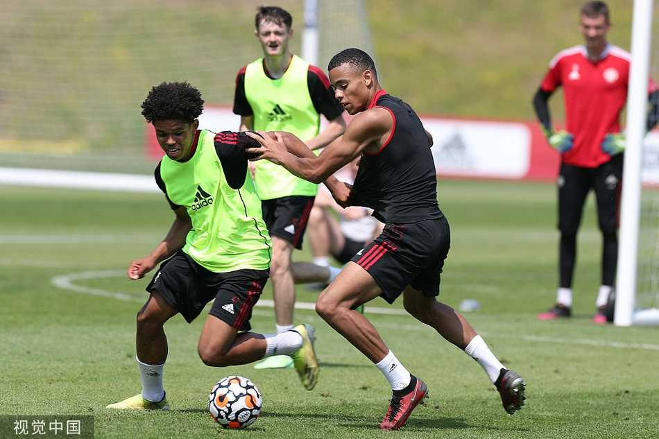 训练结束后，心情不错的索尔斯克亚与弟子们勾肩搭背，有说有笑地离开训练场，画面温馨和谐，展现了良好的团队氛围。