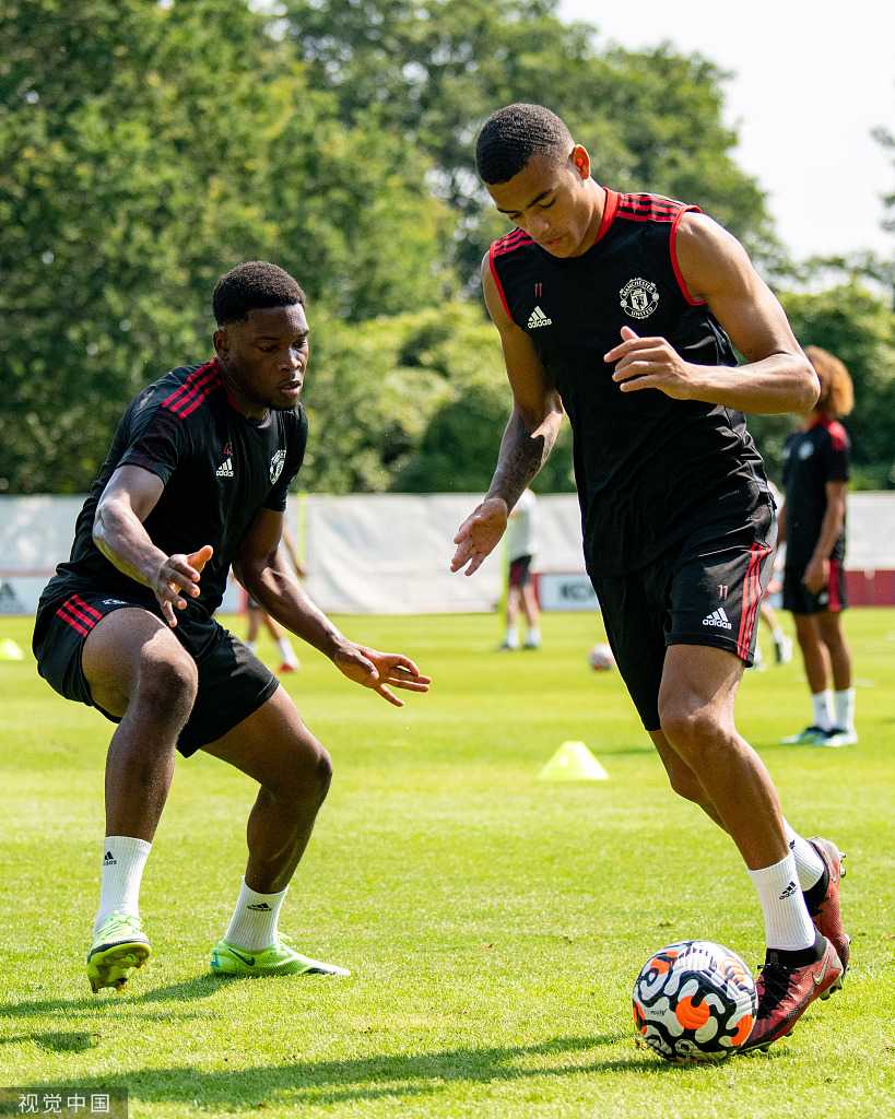 另一视角的训练抓拍，索尔斯克亚在向球员们演示跑位技巧，他丰富的肢体语言和生动的讲解吸引着在场所有人的目光。