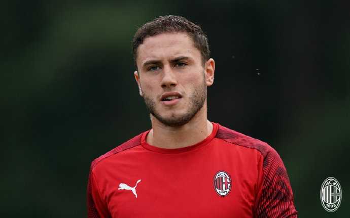 后防领袖罗马尼奥利率领防线组进行盯人防守演练，他表情严峻，指挥若定，誓要零封对手